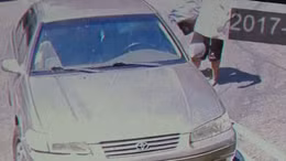 Ông bố 18 tuổi lạnh lùng bỏ con trai sơ sinh ở bãi đỗ xe