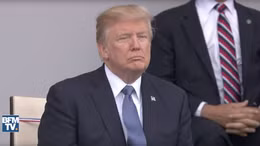 Tổng thống Trump 'mặt lạnh' khi xem quân nhạc Pháp biểu diễn