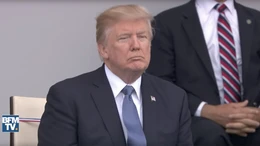 Tổng thống Trump 'mặt lạnh' khi xem quân nhạc Pháp biểu diễn