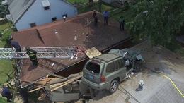 Xe SUV lao vọt lên mái nhà dân