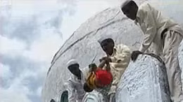 Kỳ lạ tập tục ném trẻ em từ mái nhà cao xuống ở Ấn Độ để cầu may