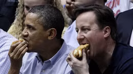 Thú vị hình ảnh Thủ tướng Anh ăn uống ngon lành