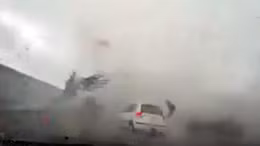 Vòi rồng bão Soudelor nuốt chửng xe hơi 