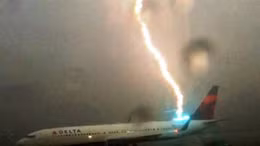 Khoảnh khắc sét đánh trúng máy bay chở khách Mỹ