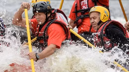 Ngoại trưởng Nga mạo hiểm chèo thuyền vượt suối