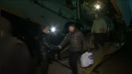 Tổng thống Ukraine hồ hởi đón tù binh trao đổi