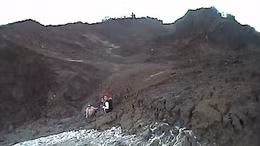 Giải nguy hai cô bé mắc kẹt trong vũng lầy