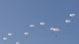 Lính dù nữ bay liệng trên bầu trời Nga