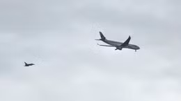 Chiến đấu cơ Anh hộ tống máy bay chở khách nghi có bom