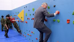 Thái tử Charles mặc complet leo tường