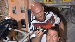 Phi hành gia cạo trọc đầu trên ISS vì thua độ bóng đá