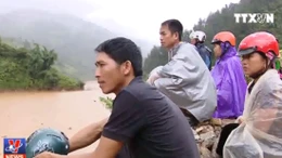 Mòn mỏi đi tìm người thân sau bão lũ