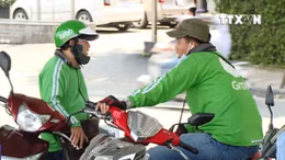 Bát nháo 'xe ôm công nghệ' ngay trước cổng sân bay Tân Sơn Nhất