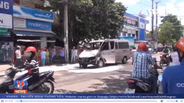 Xe ô tô 16 chỗ cháy rụi, 6 người thoát nạn