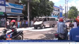 Xe ô tô 16 chỗ cháy rụi, 6 người thoát nạn