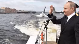 Xem hạm đội tàu chiến Nga liên tục khai hoả trong lễ diễu binh hải quân