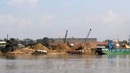 Người dân bức xúc đốt tàu khai thác cát sỏi
