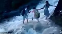 Cảm động cảnh học sinh dũng cảm vượt thác lũ đến trường