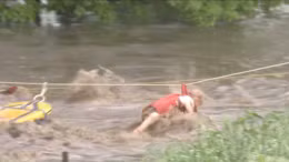 Giải cứu kịch tính bé 3 tuổi khỏi ô tô kẹt lũ