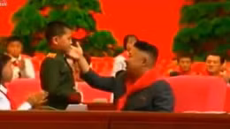 Ông Kim Jong Un hỏi chuyện, thơm má thiếu nhi