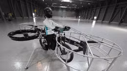 Hào hứng với xe đạp bay