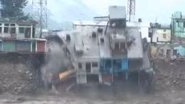 Nhà tại Ấn Độ 'trẫm mình' xuống sông Hằng