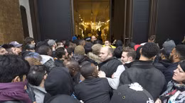 Tín đồ thời trang chen lấn mua Balmain hợp tác H&M