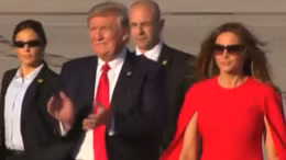 Tại sao Tổng thống Trump buông tay bà Melania?