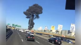 Máy bay rơi trúng trung tâm mua sắm, bốc cháy dữ dội ở Melbourne