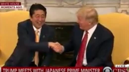 Hài hước Tổng thống Trump nắm chặt tay Thủ tướng Abe không buông