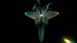 'Ác điểu' F-22 và 'kỵ binh' B1 tiếp liệu giữa trời đêm Syria