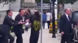 Kẻ lạ xông qua rào vệ sĩ, lao vào Thủ tướng Anh