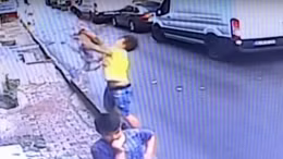 Video thiếu niên tay không 'tóm' bé hai tuổi rơi từ tầng 2