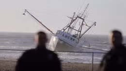 Tàu lực lượng bảo vệ bờ biển Mỹ lật ngoài khơi New York