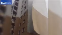 Gió thổi bay mảng tường nhà chung cư