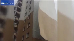 Gió thổi bay mảng tường nhà chung cư