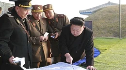 Ông Kim Jong Un theo dõi quân đội tập trận