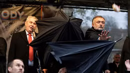 Tổng thống 5 nước bị ném trứng và cà chua