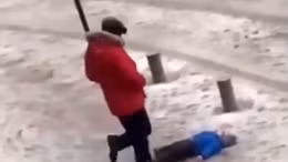 Xót thương bé trai bị bố máu lạnh đá văng trên tuyết