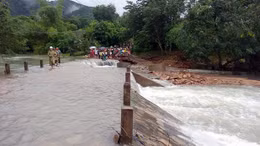 Đi kiểm tra ngập lụt, trưởng thôn bị lũ cuốn trôi