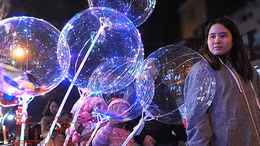 Bóng bay đèn led phát sáng gây sốt dịp Giáng sinh có thể phát nổ?