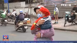 Người dân TP Hồ Chí Minh co ro tránh rét phương Nam