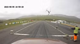 Máy bay bổ nhào xuống đường đua xe