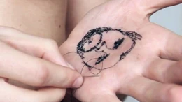 Khâu tranh chân dung vào lòng bàn tay