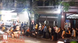 Người dân xếp hàng dài mua bánh Trung Thu Bảo Phương, phố Thụy Khuê thành điểm ùn tắc 