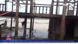 Nước lũ cuốn trôi nhà cửa ở thị xã Nghĩa Lộ, Yên Bái