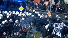 Cảnh sát Đức dùng vòi rồng để giải tán người biểu tình tại Cologne 