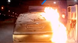 Người phụ nữ rút bật lửa ở trạm xăng