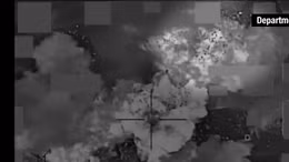 Mỹ dội bom kho bạc IS, tiền giấy bay khắp trời