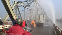 Cầu Chương Dương tắc nghẽn vì vỡ đường ống nước